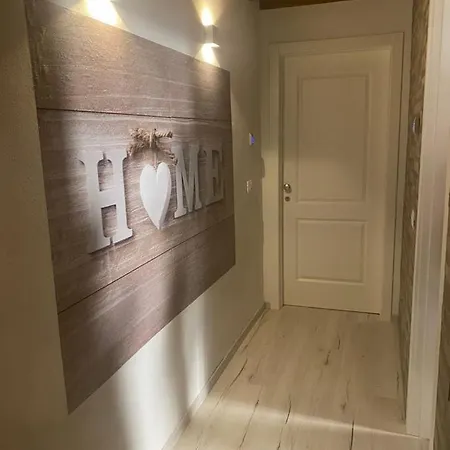 La Torre Di Borgunto - Piazza Grande Apartment