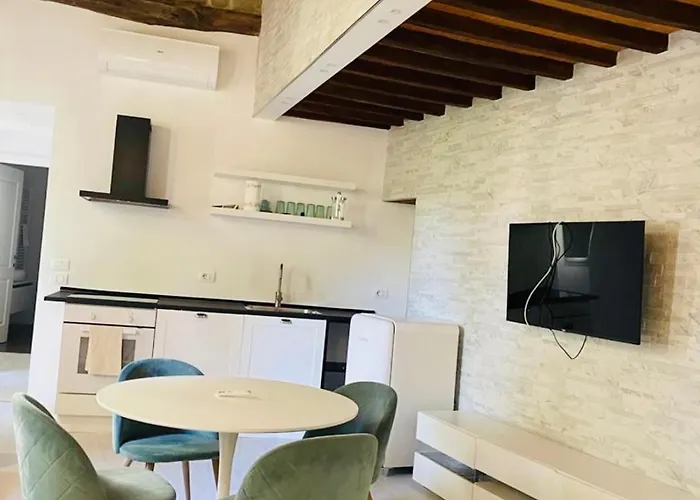 La Torre Di Borgunto - Piazza Grande *